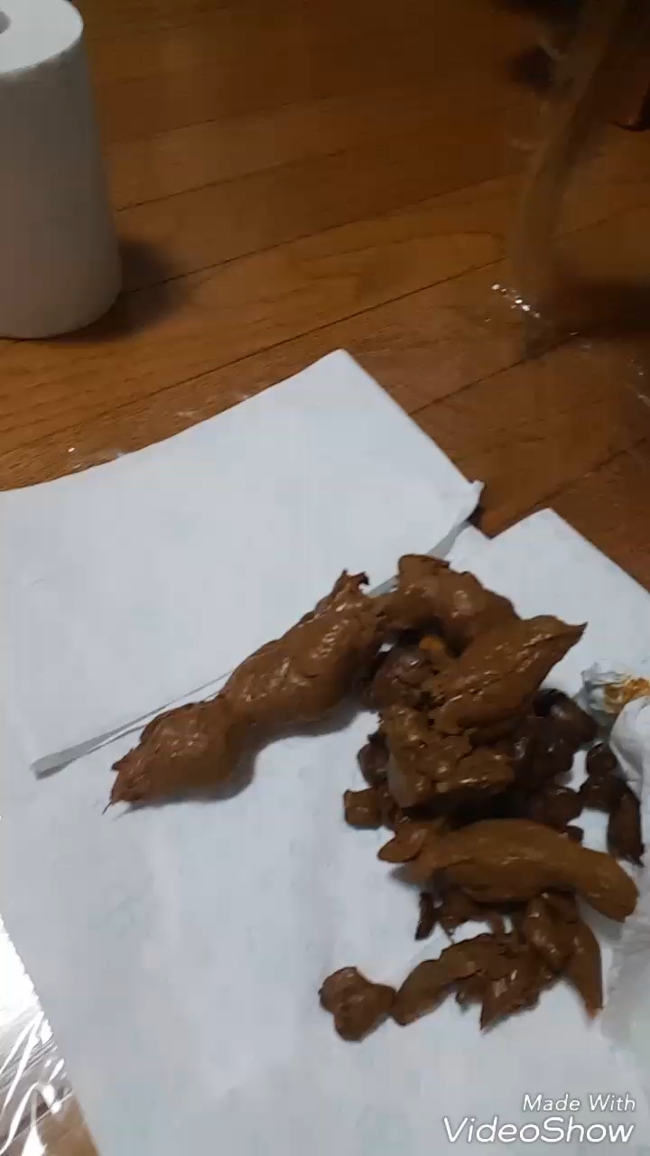 Click to play video 素人女性の便秘糞