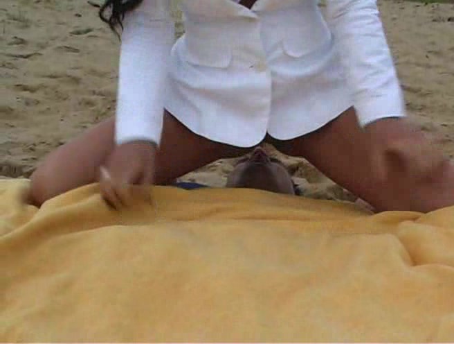 Click to play video human toilet at beach - german