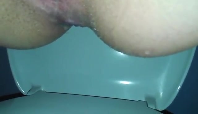 Click to play video Amateur girl shitting
