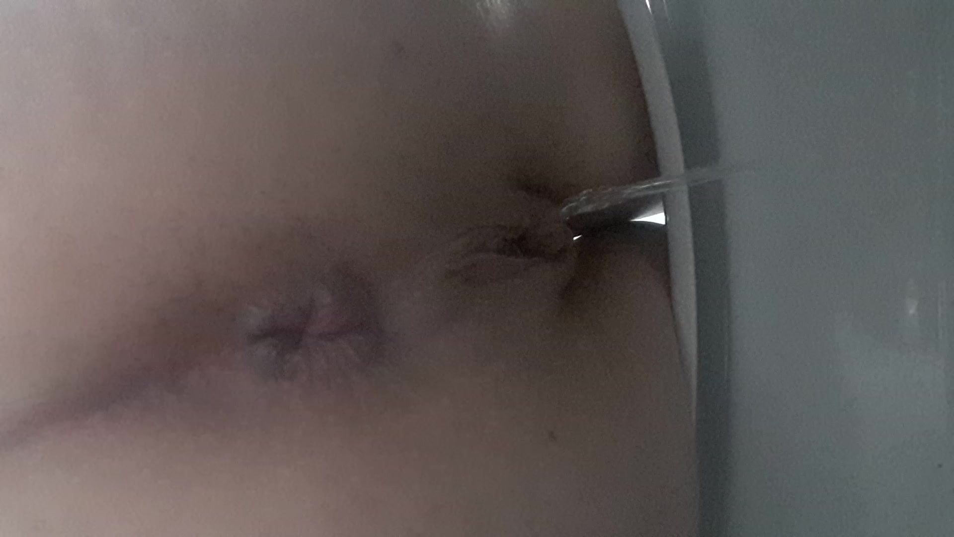 Click to play video Pissen und kacken - video 2