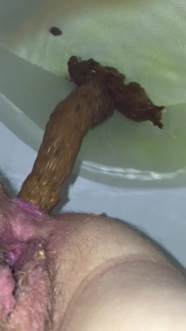 Click to play video Amateur girl shitting - video 5