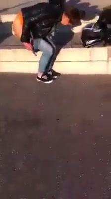 Click to play video Jugendliche scheisst und pisst Outdoor