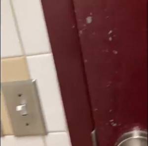 Click to play video Amatrice chie dans une capote en WC public