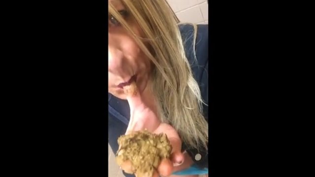 Click to play video Comendo merda em banheiro público parte 1
