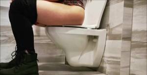 Click to play video Toilet farts and plops - video 2