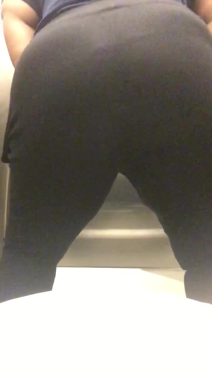 Click to play video Ebony bbw twerk and shit - ThisVid. com