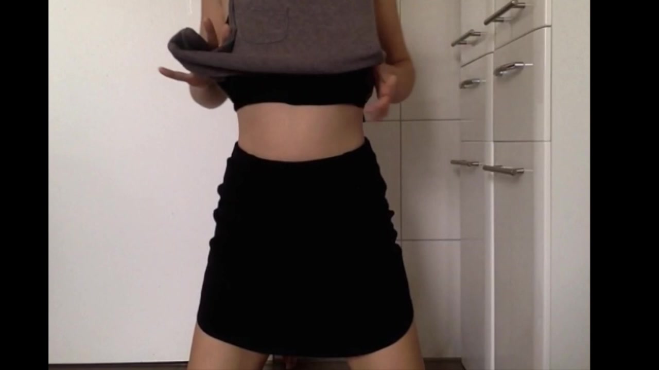 Click to play video Cute German scat player - vid 2 (1 of 4)