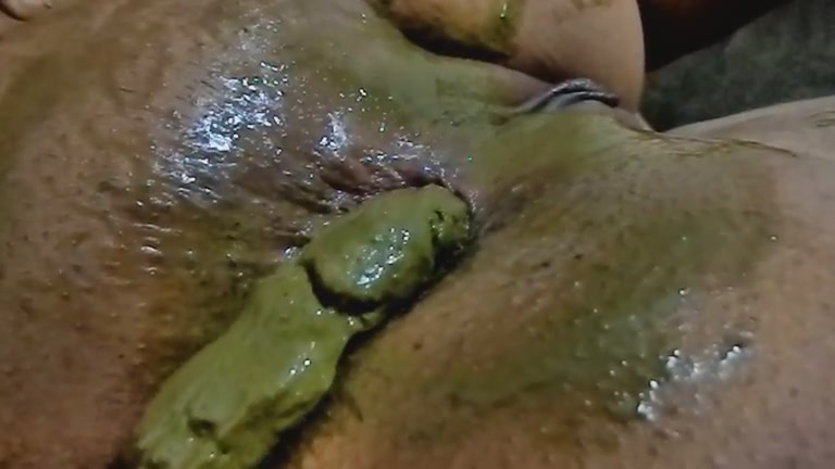 Click to play video Nice shitter, good form