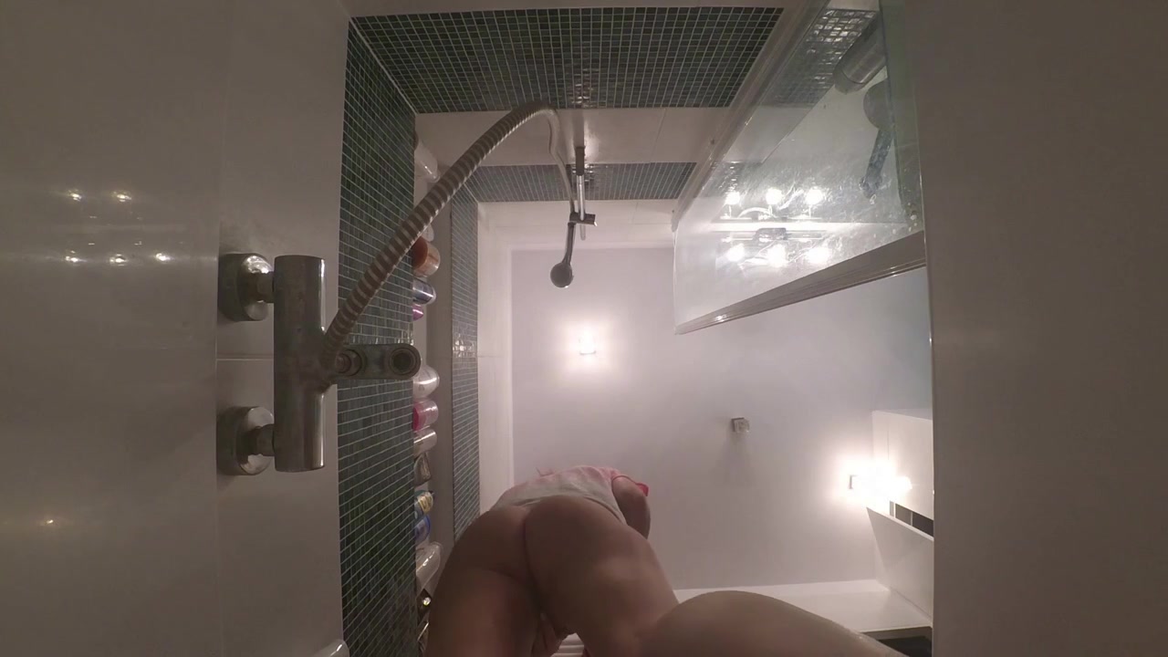 Click to play video Sexy girl empty her intestines - ThisVid. com