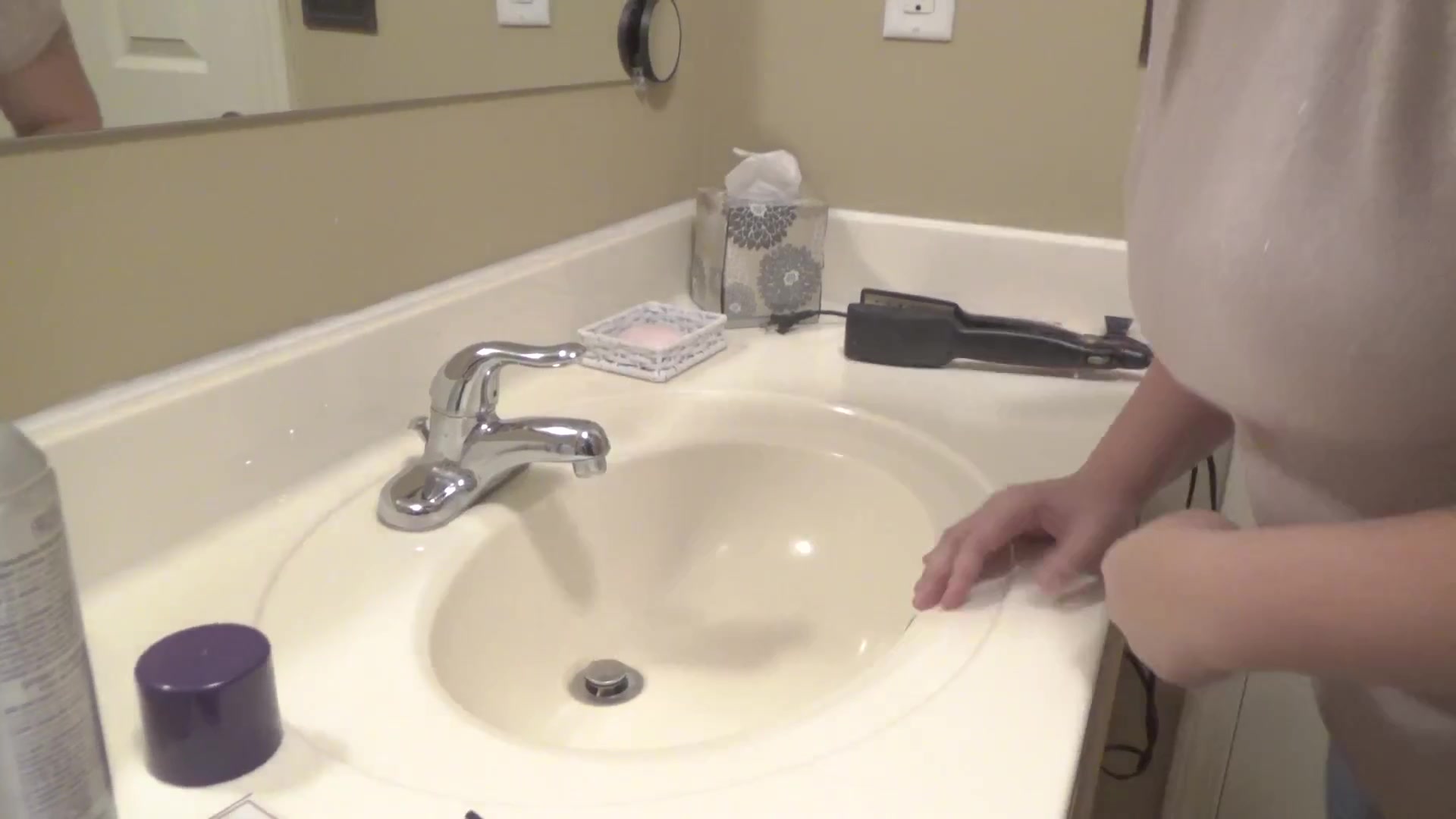 Click to play video Chubby housewife shits in sink