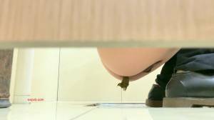Click to play video Girl poop in toilet - video 12