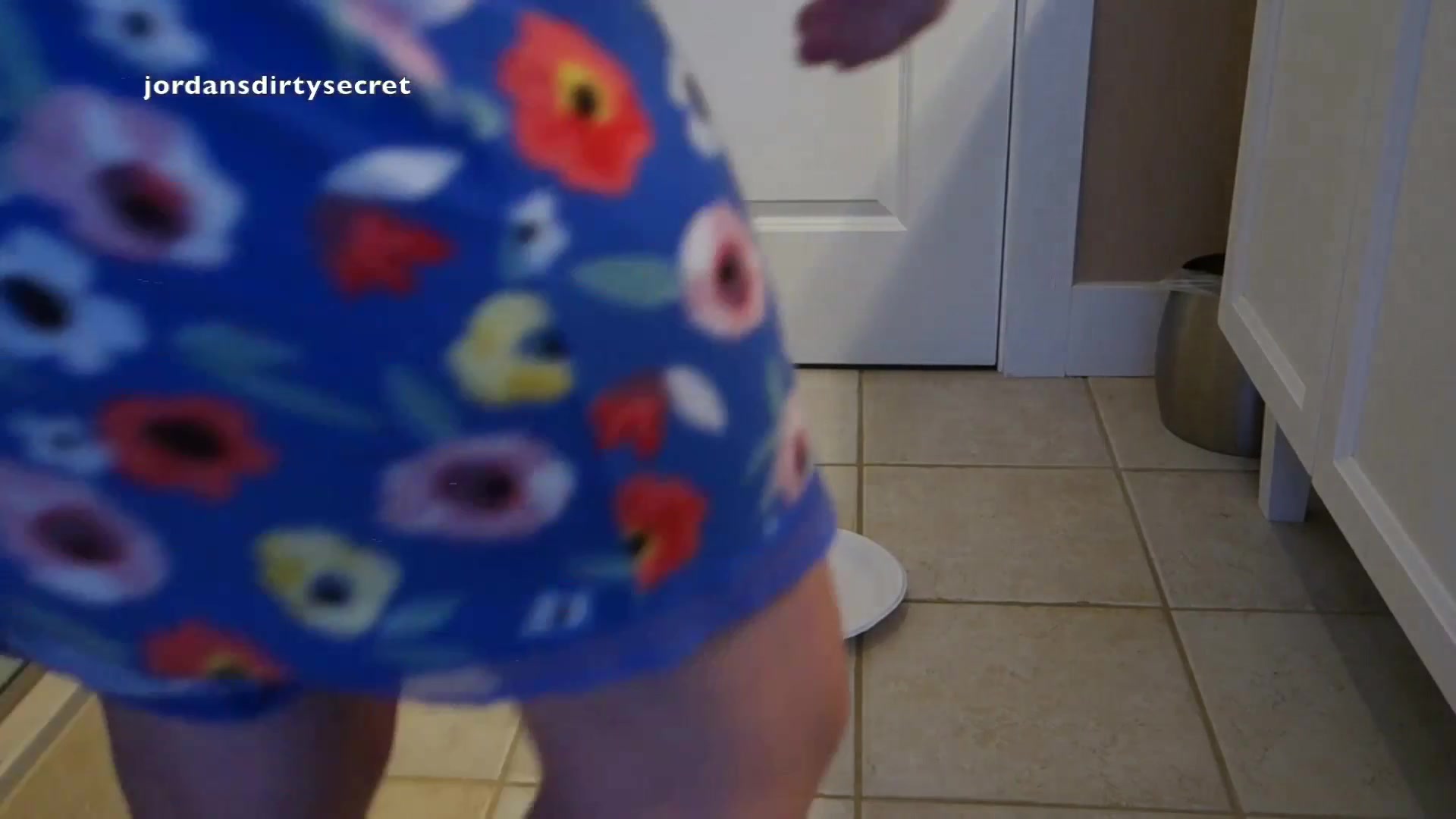 Click to play video Pregnant lady poops and masturbates