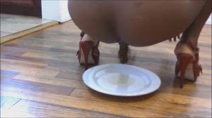 Click to play video Exhibitionist black girl shitting on plate