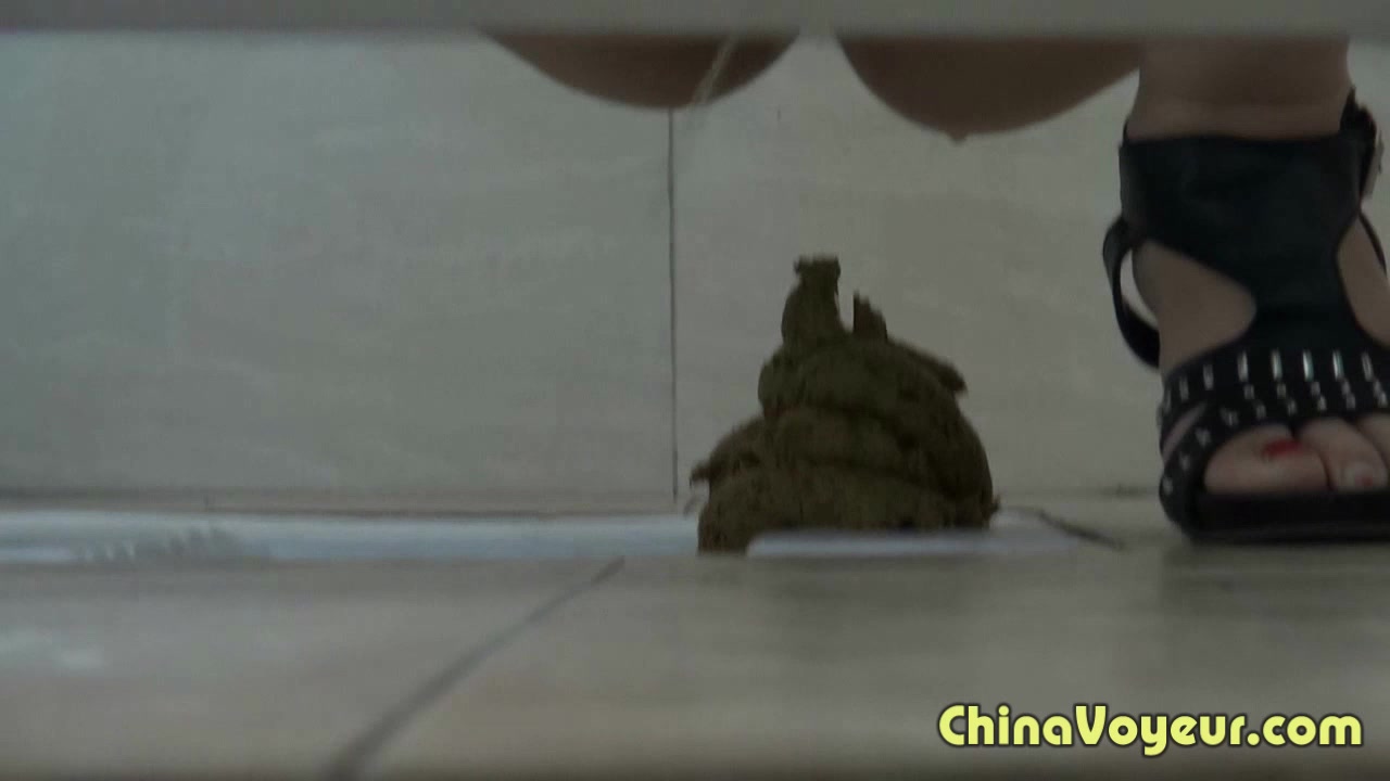 Click to play video Chinese girl takes a pile of shit
