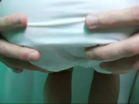 Click to play video In die Gummihose geschissen