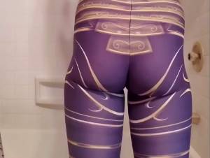 Click to play video Girl has diarrhea in leggings - video 2