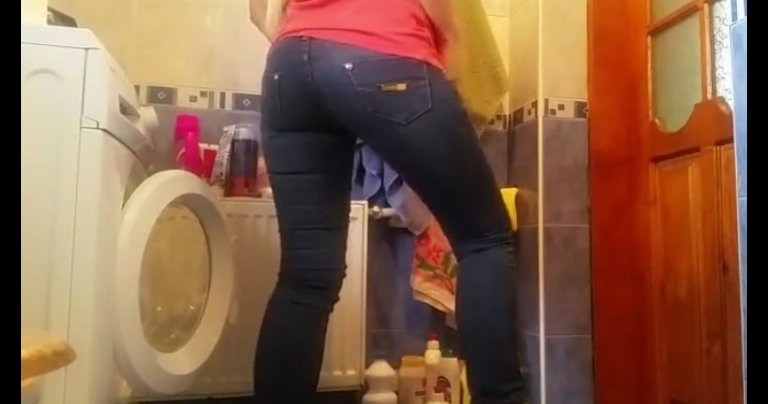 Jeans Pooping