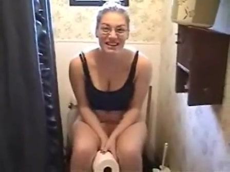 Click to play video Girl farting then pooping