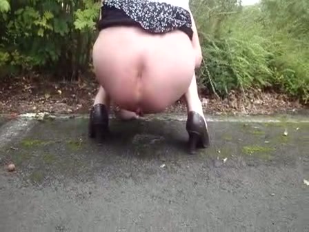 Click to play video ABUELITA CAGANDO EN LA CARRETERA