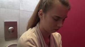 Click to play video Amatrice en toilette publique